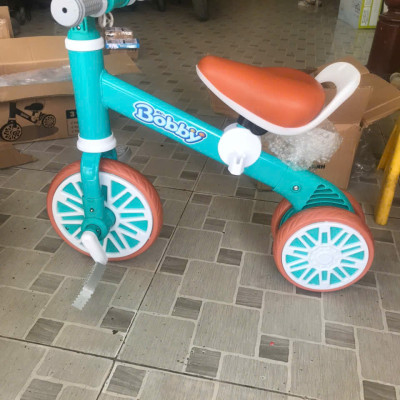 Xe Chòi Chân Thăng Bằng Cho bé Kèm Bàn Đạp Hàng Khuyến Mãi Của Các Bobby - Tem Dán Trên Xe Thay Đổi Tùy Từng Đợt Hàng Về