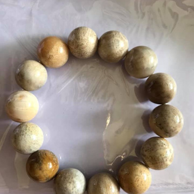 Vòng Nam Đeo size 14ly gồm 14 hạt vô cung Chât liệu SAN HÔ HÓA THẠCH  Vòng Màu vàng trắng Sáng Nam đeo tay đẹp sang tốt ạ