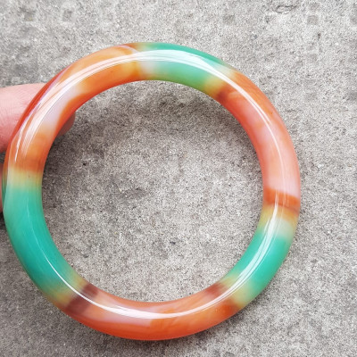 Vòng tay đá mã não tứ quý mới chột to đẹp quá Ni 57mm x chột 10mm Nữ thích đeo vòng chột to 55kg - 65kg đeo ạ Vòng màu xanh ngọc cam đều lam trắng đỏ nhẹ đều vòng rất đẹp ạ