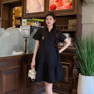 Đầm Bầu Công Sở Cổ Sơ Mi Phối Túi Thêu Phom Đuôi Cá Dễ Thương