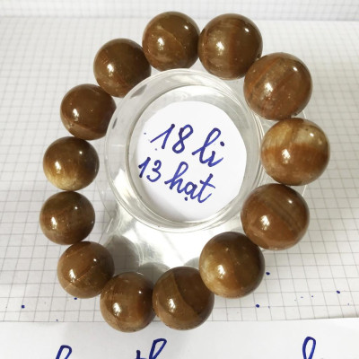 Vòng ngọc màu vàng cho người mệnh Kim và Thổ đường kính hột là 19 cm