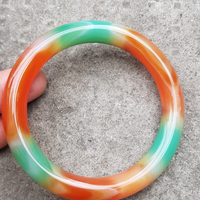 Vòng tay đá mã não tứ quý mới chột to đẹp quá Ni 57mm x chột 10mm Nữ thích đeo vòng chột to 55kg - 65kg đeo ạ Vòng màu xanh ngọc cam đều lam trắng đỏ nhẹ đều vòng rất đẹp ạ