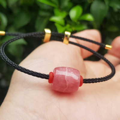 Vòng tay Charm Đá Đào Hoa hồng tươi tự nhiên bóng đẹp phối dây đen may mắn có khoen chỉnh theo tay lớn nhỏ được Nữ mệnh hỏa, mệnh thổ đeo xinh tay may mắn tài lộc tốt công việc ạ