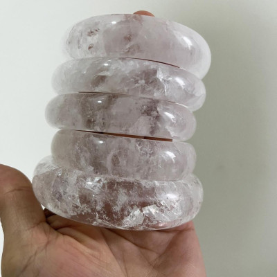 Vòng tay thạch đá thật liền khối trắng trong chế tác tại xưởng Chế Tác Đá Phong Thủy Mỹ Nghệ AnAn