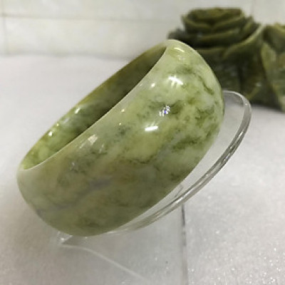 Vòng tay cẩm thạch tự nhiên màu xanh cốm bản dày 3cm size 6.7cm cho người mệnh Hỏa và Mộc. VONGNGOCCOM.6.7cm