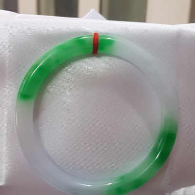 Vòng tay Nữ Đá Cẩm Thạch mới TR Lý 57 mm x cọng 7,5mm Màu Xanh lý tươi trắng 2 bên đều vòng đẹp Nữ 55kg - 64kg đeo đẹp món quà tặng chính mình và người thân đeo đẹp ạ