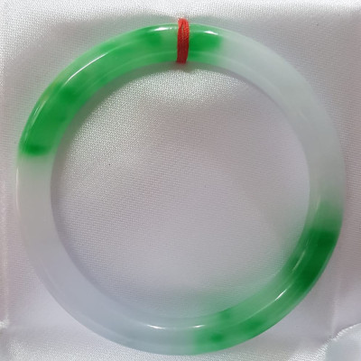 Vòng tay Nữ Đá Cẩm Thạch mới TR Lý 57 mm x cọng 7,5mm Màu Xanh lý tươi trắng 2 bên đều vòng đẹp Nữ 55kg - 64kg đeo đẹp món quà tặng chính mình và người thân đeo đẹp ạ