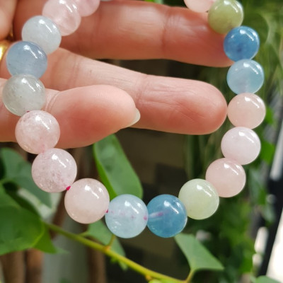 Chiếc Vòng Beryl đa sắc màu tự nhiên hạt size 9mm màu sáng bóng thiệt đẹp rẻ ạ