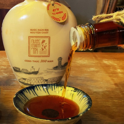 Đặc Sản Phan Thiết - Nước Mắm Tĩn Cá Cơm Than Nhãn Xưa 41N ( Tĩn Gốm 500Ml) Sánh Đặc Thịt Cá, Không Chất Bảo Quản