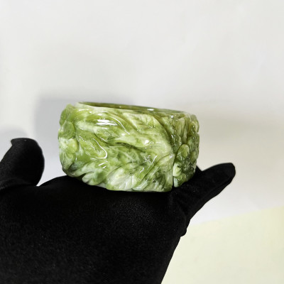 Vòng tay ngọc chạm hoa bản cối size 5.4cm của Xưởng chế tác Đá Phong Thủy Mỹ Nghệ An An