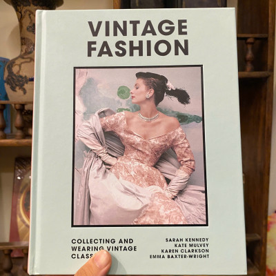 Sách - Vintage Fashion: Collecting & wearing designer classics by Sarah Kennedy | Bìa cứng