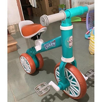 Xe Chòi Chân Thăng Bằng Cho bé Kèm Bàn Đạp Hàng Khuyến Mãi Của Các Bobby - Tem Dán Trên Xe Thay Đổi Tùy Từng Đợt Hàng Về