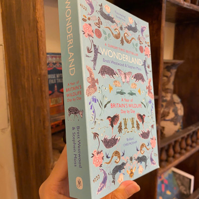 Sách - Wonderland: A Year of Britain
