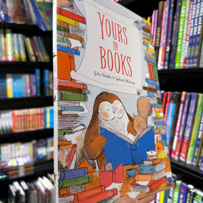 Sách - Yours in Books by Julie Falatko - Sách ngoại văn, sách thiếu nhi tiếng Anh, bìa cứng, nhập khẩu UK