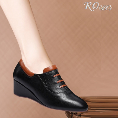 Giày boot nữ cổ thấp 4 phân hàng hiệu rosata hai màu đen trắng dáng thể thao ro624