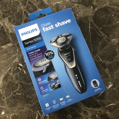 Máy cạo râu khô và ướt series 5000 hai trong một cao cấp Philips Norelco S5355/82, điện áp sạc AC 100 V-240 V 50/60 Hz, đầu tỉa mai dễ dàng lắp và vệ sinh- Hàng nhập khẩu