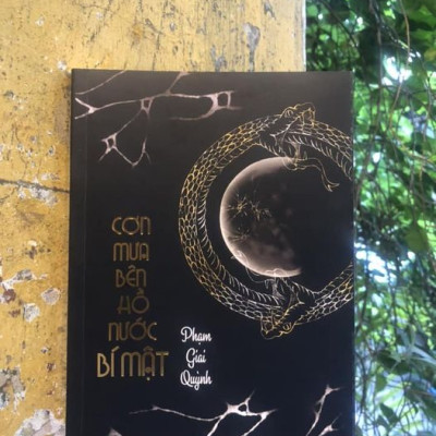 Cơn mưa bên hồ nước bí mật - Phạm Giai Quỳnh