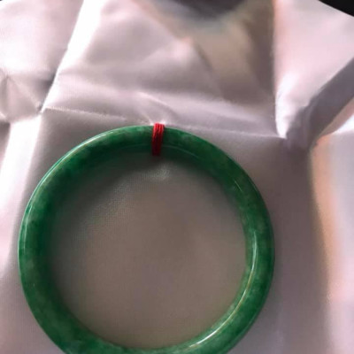 CHIẾC VÒNG ĐÁ CẨM THẠCH XANH ĐẬU A 53MM MÀU XANH BÔNG TRẮNG NỮ 51KG ĐẾN 60KG Ạ