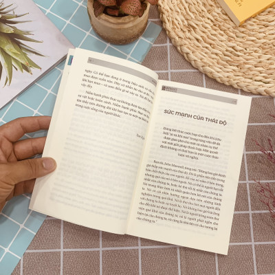 Sách Chạm Vào Hạnh Phúc: 100 Câu Chuyện Khiến Bạn Mỉm Cười Mỗi Ngày