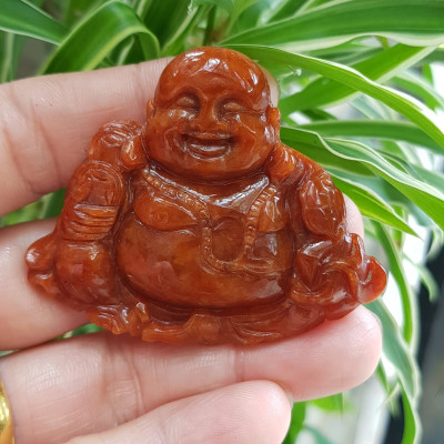 Mặt dây chuyền Nam Phật Di Lặc cười tươi ngồi cầm tiền như ý đá cẩm thạch tự nhiên đỏ huyết đậm sịn đẹp size Ngang 56mm cao 47mm dầy 8mm chuẩn hợp các anh mạng hỏa mạng thổ về bọc vàng lên đeo đẹp sang đỏ may mắn tài lộc cả năm ạ