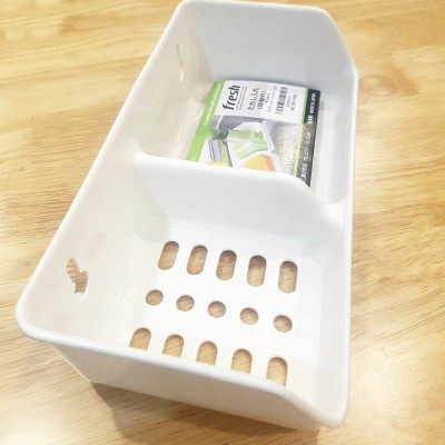 Giá đựng mút rửa chén 2 ngăn Sanada, kèm núm hít được làm bằng Silicon cao cấp có độ mềm dẻo cao nên hít rất chắc chắn - nội địa Nhật Bản 