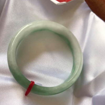 VÒNG BẢN HẸ A SIZE 49 ĐÁ CẨM THẠCH TỰ NHIÊN MÀU XANH LÁ ĐẬM Ở GIỮA LAM TRẮNG ĐỀU VÒNG