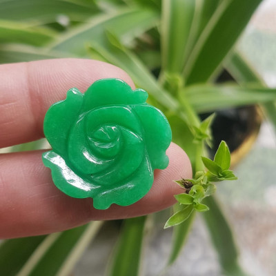 Mặt dây chuyền nữ Bông Hồng Xanh Ngọc to size 25mm x dầy 4mm Chất liệu đá cẩm thạch Xanh ngọc tươi đẹp xinh Nữ mệnh mộc mệnh hoả và mệnh thuỷ Nữ về bọc vàng lên đeo đẹp như công chúa rẻ mà đẹp ạ