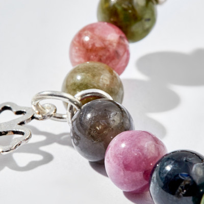 Vòng tay tourmaline đa sắc charm cỏ 4 lá Ngọc Quý Gemstones