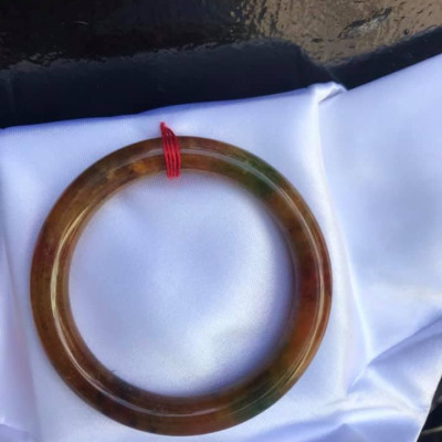 CHIẾC VÒNG TRÒN ĐÁ MÃ NÃO T QUÝ 52  MÀU TỨ QUÝ MÀU ĐẬM ĐỎ VÀNG NÂU XẬM  NỮ Trên 50kg đến 58kg ĐEO