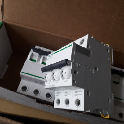 Cầu dao điện MCB 3P-6A Icu 6kA - A9F74306