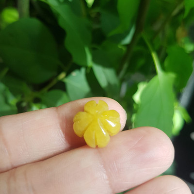 Trang sức phối vòng tay Bông Hoa Cỏ 4 Lá Đá cẩm thạch VÀNG ANH ĐẬM đẹp Size bông 14mm x 6mm x lỗ đk 2mm Nữ mệnh Kim Thổ Thủy phối với Vòng đeo tay, làm mặt dây chuyền, mặt nhẫn đeo ạ