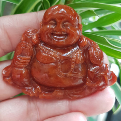 Mặt dây chuyền Nam Phật Di Lặc cười tươi ngồi cầm tiền như ý đá cẩm thạch tự nhiên đỏ huyết đậm sịn đẹp size Ngang 56mm cao 47mm dầy 8mm chuẩn hợp các anh mạng hỏa mạng thổ về bọc vàng lên đeo đẹp sang đỏ may mắn tài lộc cả năm ạ