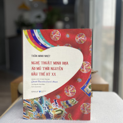 Nghệ Thuật Minh Họa Áo Mũ Thời Nguyễn Đầu Thế Kỷ XX
