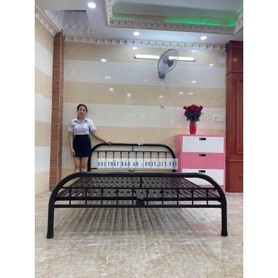 Giường sắt kiểu bo góc rẻ đẹp - 1m8x2m - (hình thật) - Nội Thất Bảo An