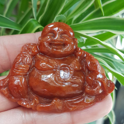 Mặt dây chuyền Nam Phật Di Lặc cười tươi ngồi cầm tiền như ý đá cẩm thạch tự nhiên đỏ huyết đậm sịn đẹp size Ngang 56mm cao 47mm dầy 8mm chuẩn hợp các anh mạng hỏa mạng thổ về bọc vàng lên đeo đẹp sang đỏ may mắn tài lộc cả năm ạ