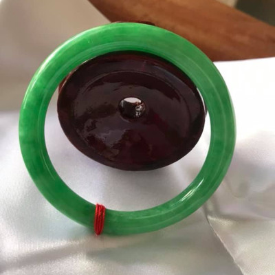 CHIẾC VÒNG CẨM THẠCH ĐẬU LÝ 51I XANH NGỌC TƯƠI ĐẸP NỮ Mệnh MỘC Mệnh HỎA 50Kg đến 59Kg Đeo