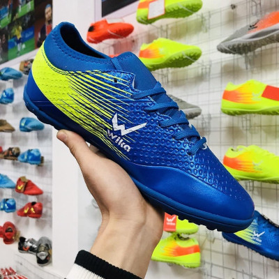 2 chiếc giày bóng đá wwkia flash