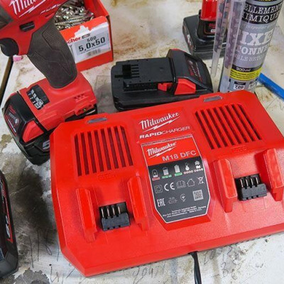 BỘ SẠC NHANH MILWAUKEE 2 CỔNG M18 DFC - HÀNG CHÍNH HÃNG