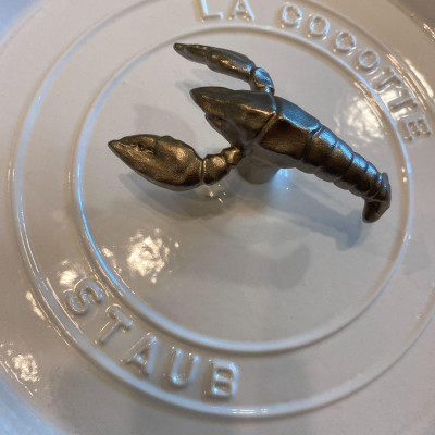 Núm Nắp Nồi Hình Tôm Staub