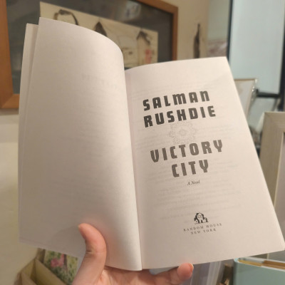 Sách - Victory City by Salman Rushdie - New York Times Bestseller | Fantasy / Historical Fiction