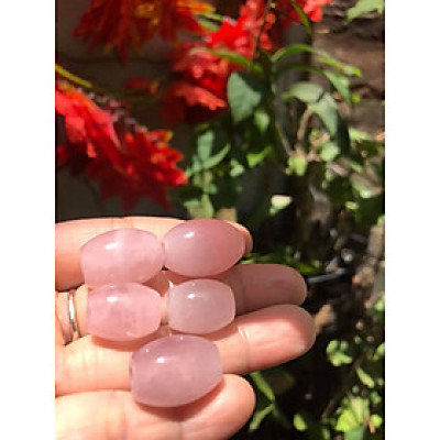 Mặt Dây Chuyền Viên LU ĐÁ THẠCH ANH HỒNG TỰ NHIÊN Bóng đẹp - freesize  Chất liệu 100% đá thiên nhiên loại đẹp ạ Rất hợp nữ mệnh HỎA THỔ Làm mặt dây chuyền và phối vòng tay ạ