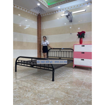 Giường sắt kiểu bo góc rẻ đẹp - 1m8x2m - (hình thật) - Nội Thất Bảo An