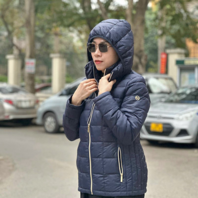 Áo khoác Michael Kors màu Navy chất liệu cao cấp, mềm mại, dáng gọn ấm áp, phù hợp công sở, đi du lịch, những khu vực lạnh sâu và cần chống gió