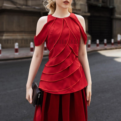 Áo đỏ cổ khoét vai NGADO