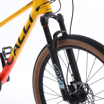 Xe đạp thể thao CALLI 7100 Khung carbon siêu nhẹ, phanh dầu thủy lực với 27 tốc độ