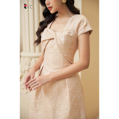 Đầm xòe gấm hoa hồng nude ngực vặn xoắn Tri