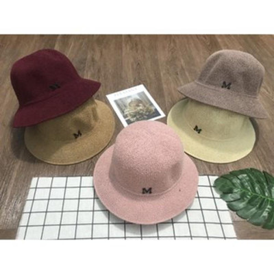 Mũ đi biển vành tròn gắn tag chư M nón móc len sợi rộng vành đi chơi siêu đẹp dành cho nữ.