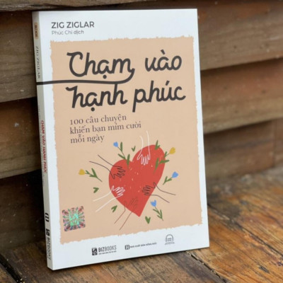 Sách - Chạm Vào Hạnh Phúc - 100 Câu Chuyện Khiến Bạn Mỉm Cười Mỗi Ngày - MCBooks