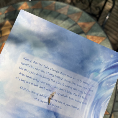 ĐỨA TRẺ HIỂU CHUYỆN THƯỜNG KHÔNG CÓ KẸO ĂN – Nguyên Anh – Nguyệt Lạc dịch – Moon Books – AZ VIETNAM – NXB Văn Học (Bìa mềm)