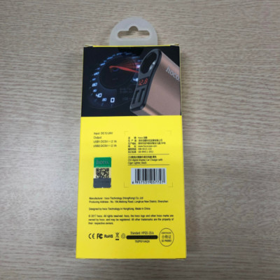 Tẩu sạc ô tô nhãn hiệu Hoco Z10 có 2 cổng USB (5V 2.1A) và màn hình Led hiển thị thông số điện áp
